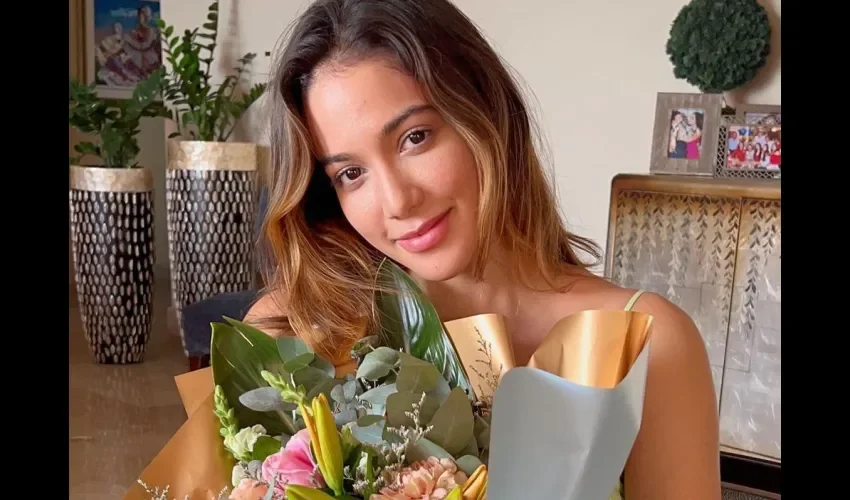 Carolina posó bien feliz con sus flores.