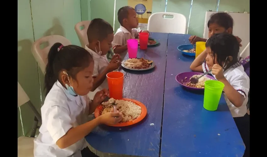 ‘Estudiar sin Hambre’ tiene el apoyo de la FAO y forma parte del macroproyecto estatal Plan Colmena, que intenta luchar contra la pobreza y desigualdad. Es dirigido a estudiantes del sector oficial. 