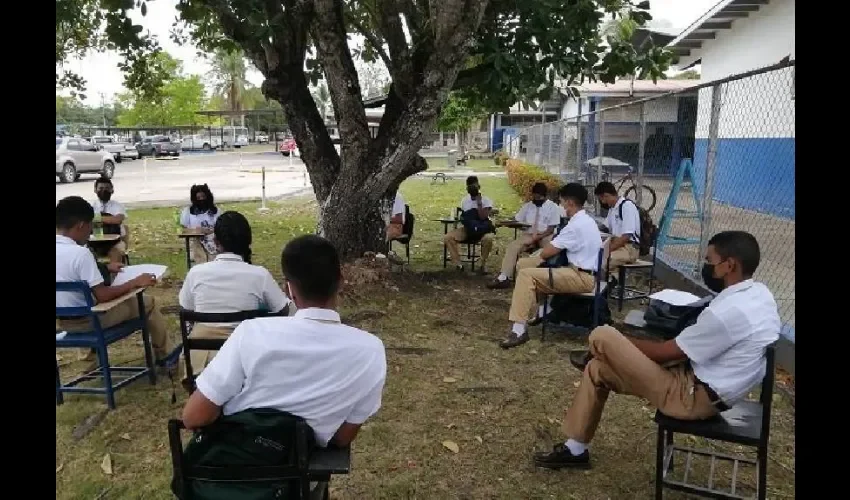 Foto ilustrativa de los estudiantes sin salones adecuados. 