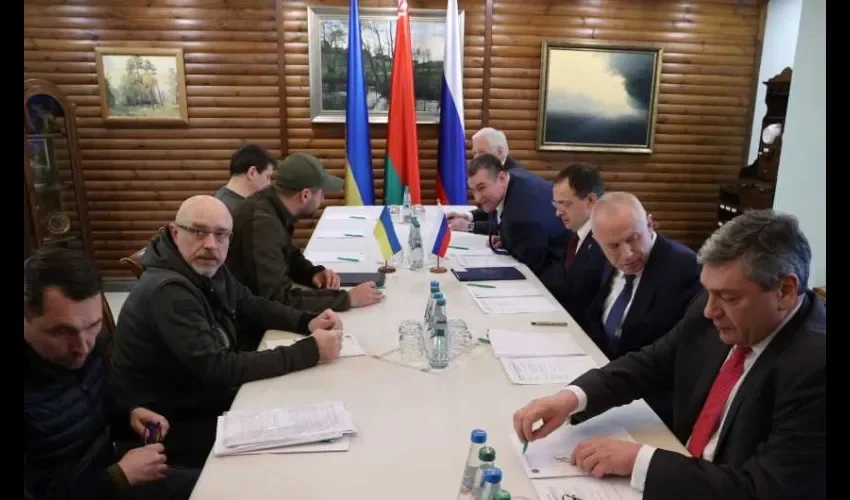 Una foto distribuida por la agencia de noticias BelTA muestra al jefe de la delegación rusa, al asistente presidencial ruso Vladimir Medinsky (3-R) y al ministro de Defensa ucraniano Oleksii Reznikov (2-L) y otros miembros de las delegaciones rusas (R) y ucranianas (L) asisten Negociaciones de alto el fuego entre Rusia y Ucrania, en un lugar no revelado en la región de Brest, Bielorrusia, 03 de marzo de 2022. EFE.