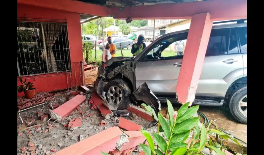 La ambulancia no transportaba pacientes, según los datos recabados en el sitio. 