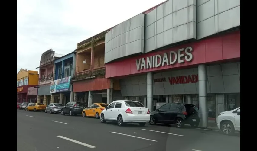 Esta almacén es uno de los más antiguos en Colón, que pese a las adversidades se mantiene en la urbe.  Se dedica a la venta de mercancias para el hogar, escolares, y para toda la familia.  