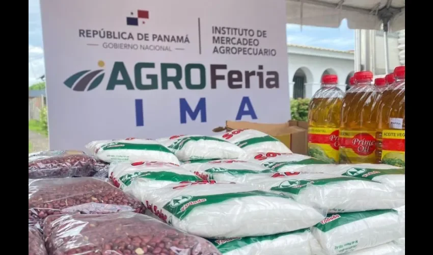 En todas las agroferias estarán disponible los siguientes productos: arroz de 5 libras a B/.1.25, botella de aceite de 900 ml a B/.1.75, azúcar de 2 libras a B/.0.90, sal de 1 libra a B/.0.20 y paquetes de frijol chiricano de 400 gramos a B/0.50.