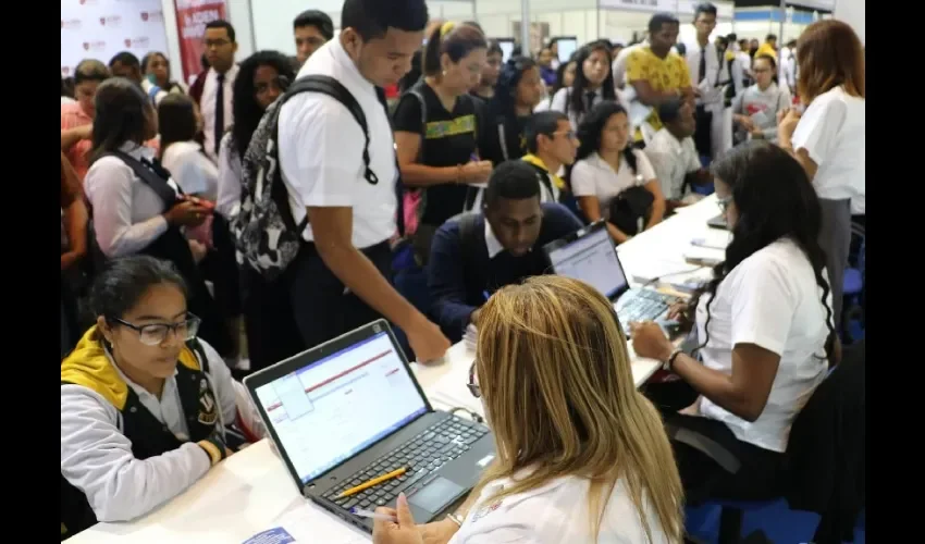 Estudiantes entregan documentación reglamentaria para participar por un beca. 