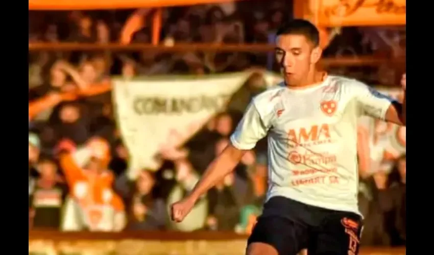 Federico durante un juego de fútbol. 