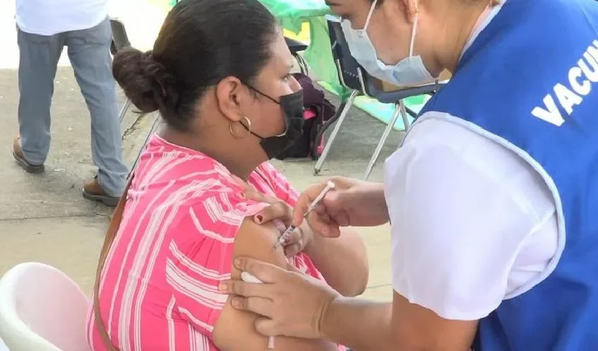 Personal de salud realiza la colocación de vacunas.