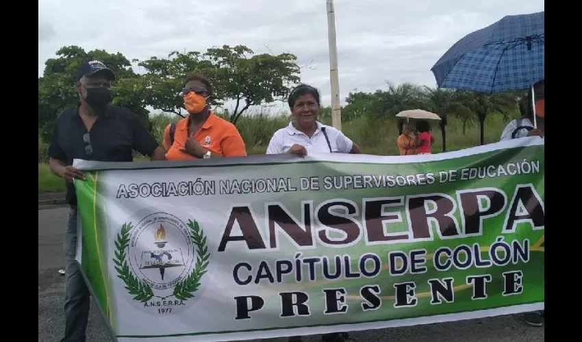 Moradores salieron con pancartas a exigirle al gobierno.