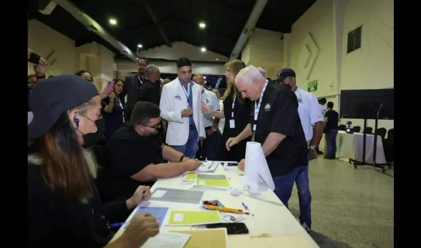 Ricardo Martinelli se presentó muy animado a realizar su derecho al voto. 