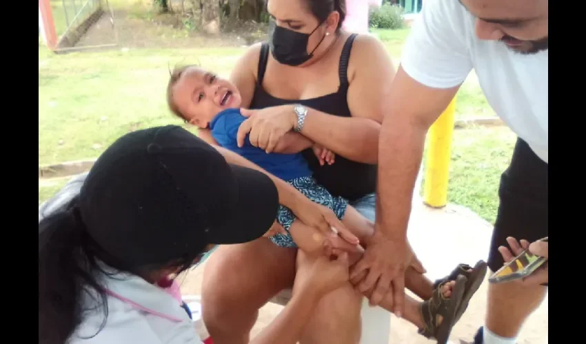 Pacientes son vacunados en los puestos de control. 