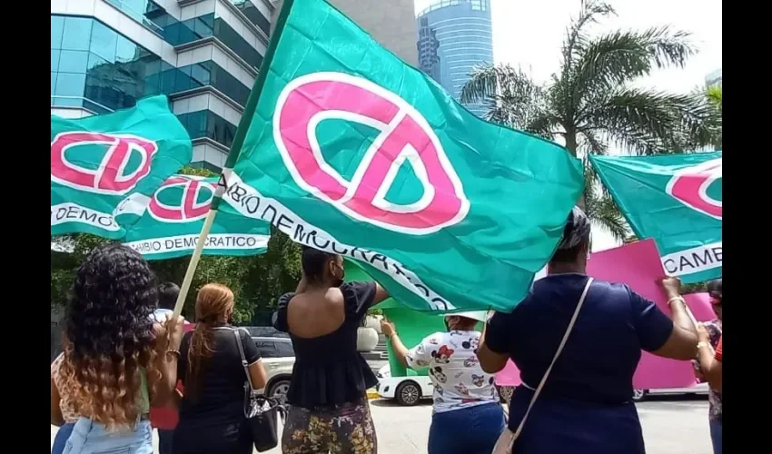 Vista de la protesta de simpatizantes al partido. 