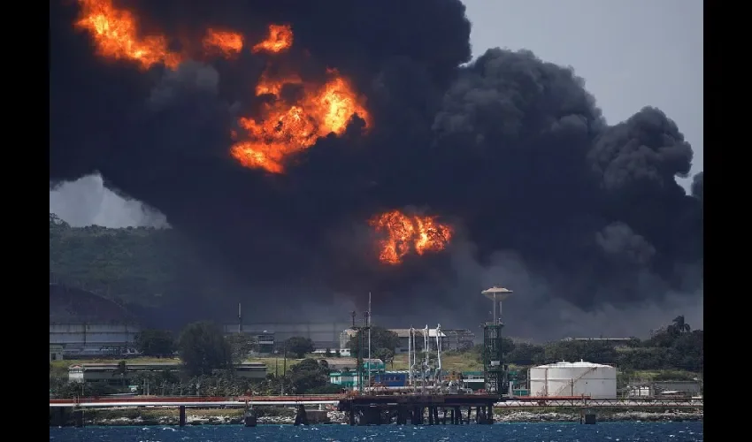 Una columna de humo generada por el incendio en un depósito de combustible hoy, en Matanzas (Cuba). EFE