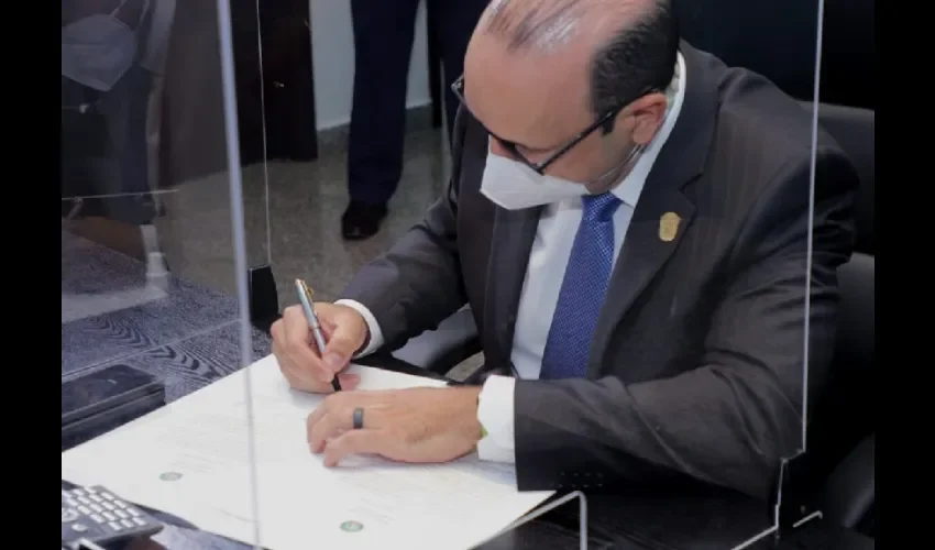 El Defensor del Pueblo, Eduardo Leblanc González, durante su toma de posesión oficial  de   cargo.