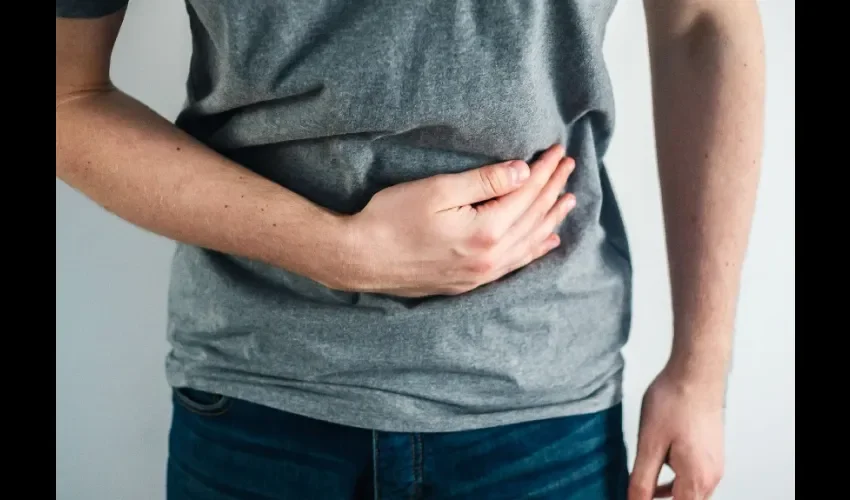 Una persona con dolores en el abdomen. 