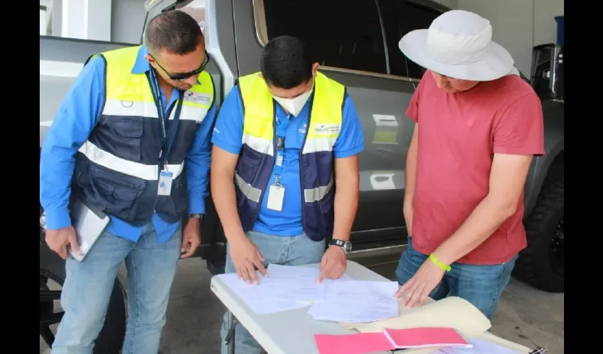 Inspectores realizan atención en el campo. 