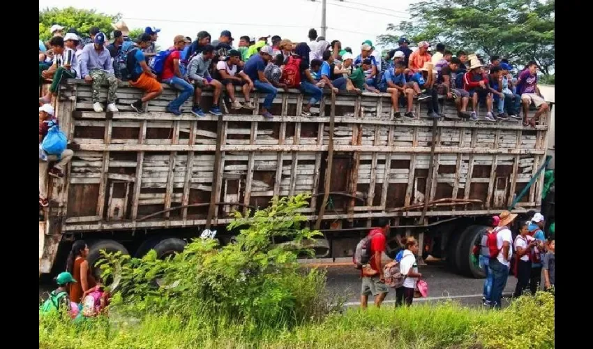 Vista del traslado de migrantes. 