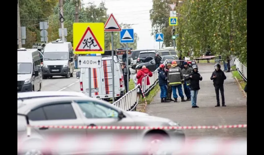 Policías rusos y miembros de los servicios de emergencia trabajan cerca de la escena de un tiroteo en la escuela 88 en Izhevsk, Rusia, el 26 de septiembre de 2022. Foto: EFE.