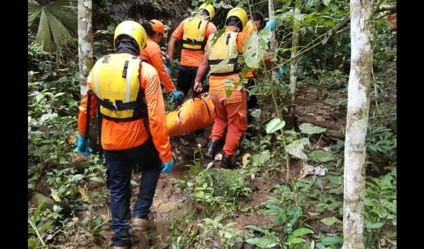 Personal del Sinaproc ubicó en el cauce del río parte de las ropas.