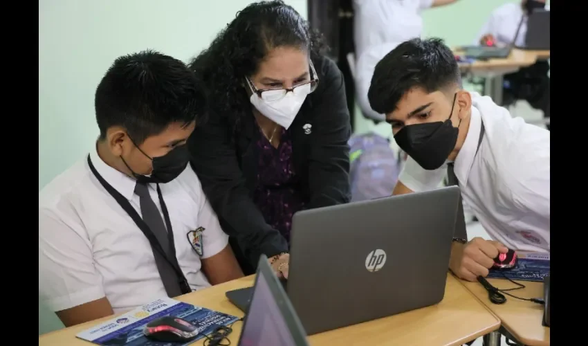 Los estudiantes y docentes pueden usar el sistema. 