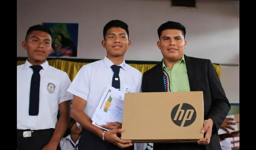 Los ganadores recibieron laptop, becas, tablet y reloj digitales.