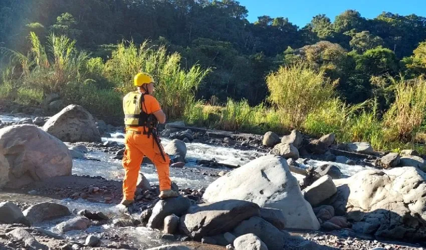 Personal del Sinaproc durante las labores de búsqueda. 