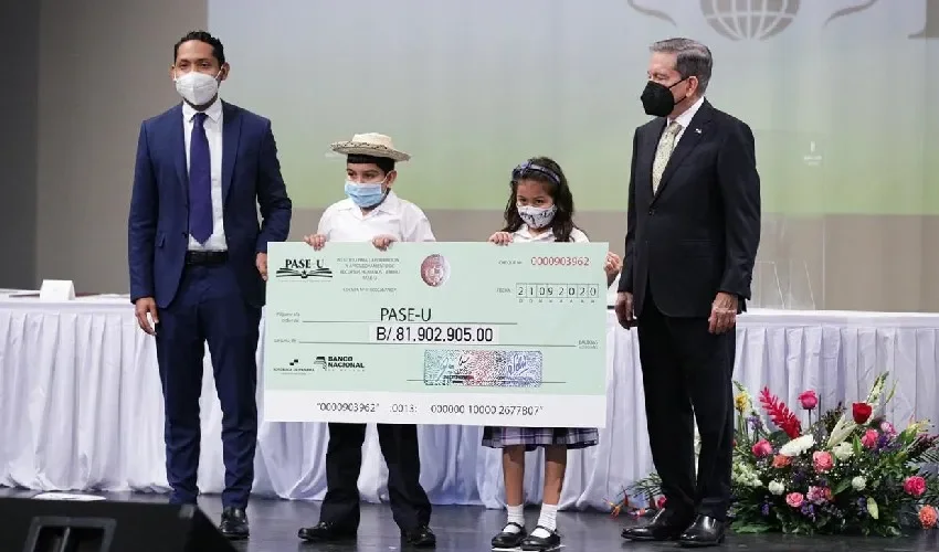 Entrega de premios a estudiantes. 