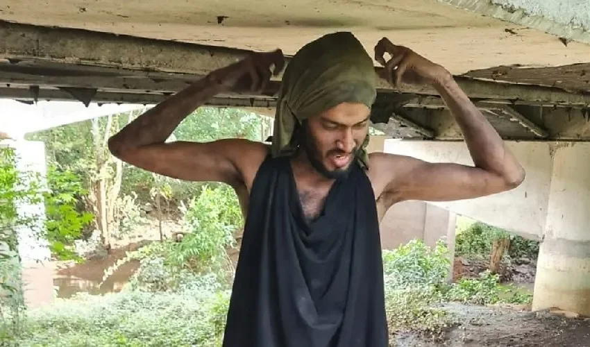 El joven asegura que durante la crecida del río tuvo que movilizarse a otra parte. 