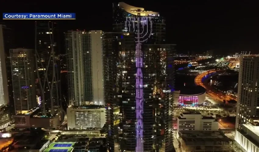 La torre se iluminada anunció la víspera de nochebuena. 