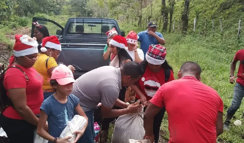 Los jóvenes aprovecharon la oportunidad para compartir con grandes y chicos. 