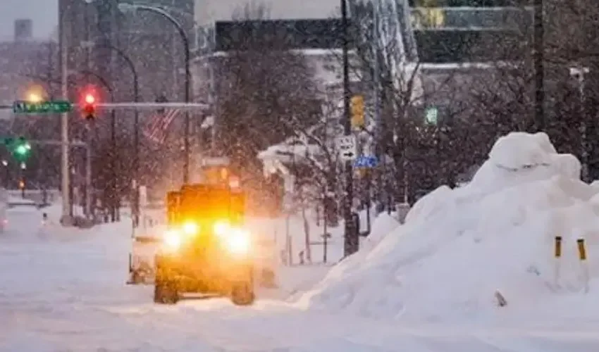 Mal tiempo afecta a moradores de New York. 