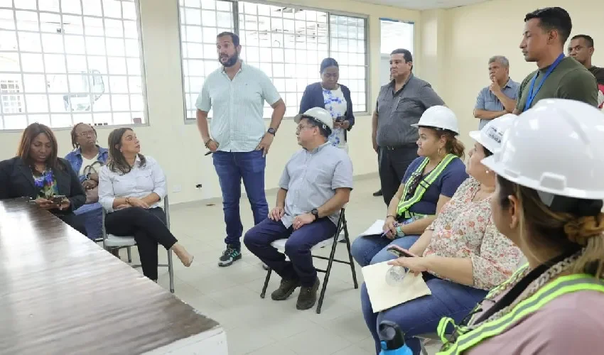 Reunión con los especialistas de la obra. 