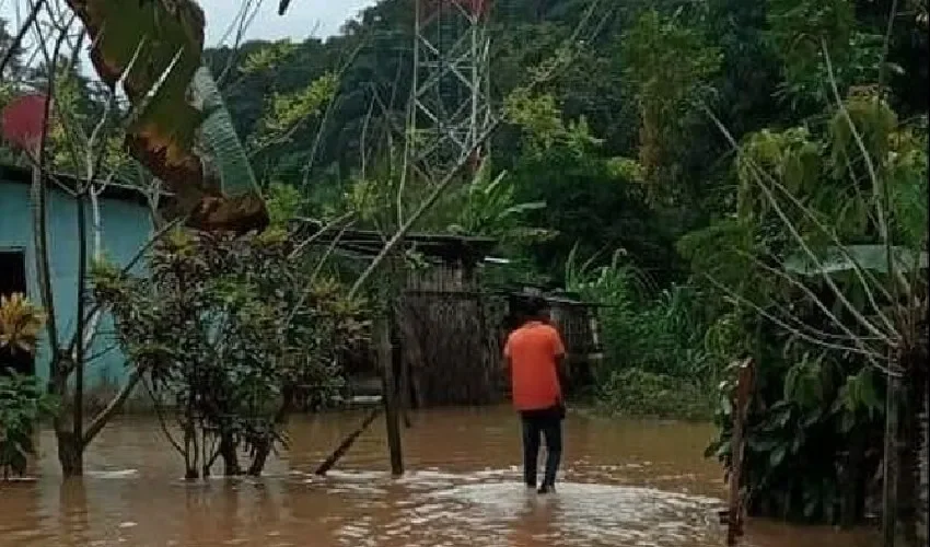 Mal tiempo afecta a viviendas en Colón. 