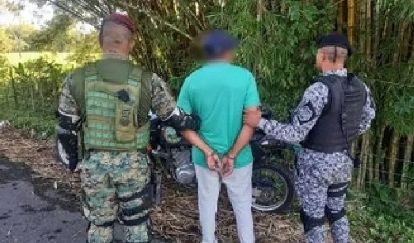 Unidades de la policía detienen a uno de los implicados. 