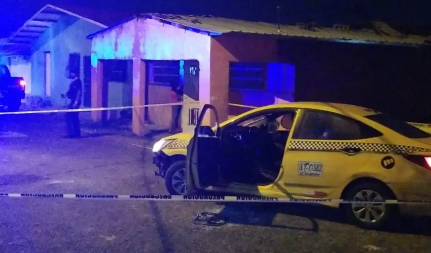 El taxi fue acordonado de cinta amarilla. 