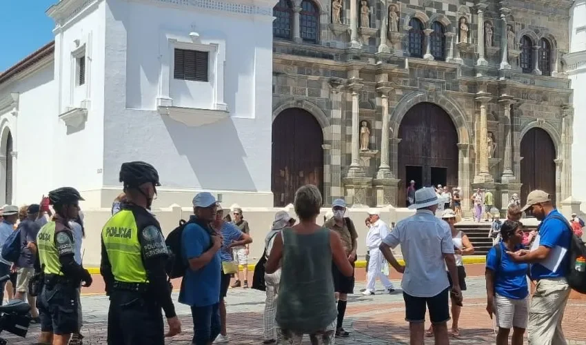 Los turistas recorren las calles llenas de historia. 