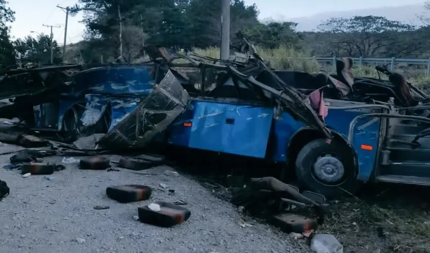 El autobús accidentando. 