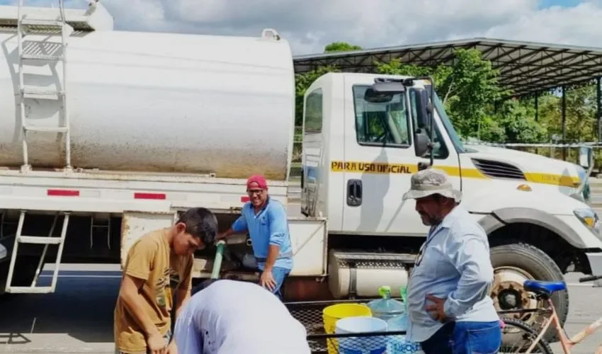 Traslado del agua en varios sectores. 