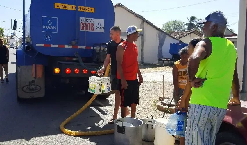 Los carros cisternas se trasladaron a las zonas. 