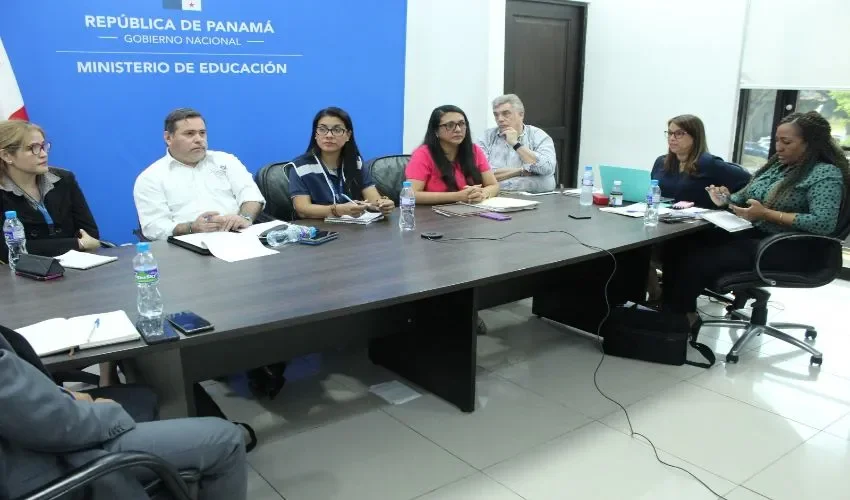 Vista de la reunión con las autoridades. 