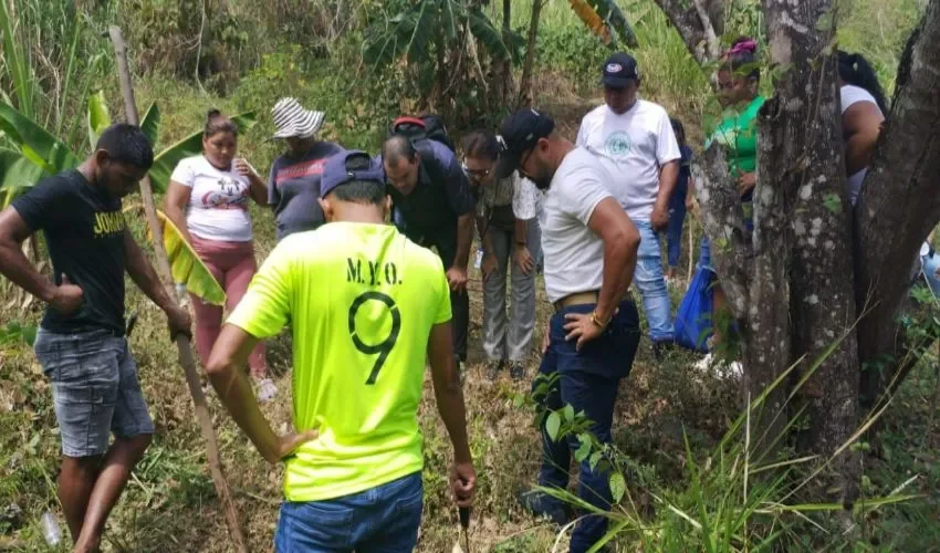 Familiares y vecinos durante la búsqueda en Las Trancas. 