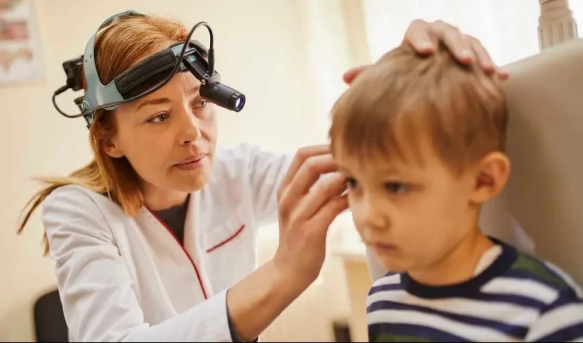 La especialista revisando al paciente. 