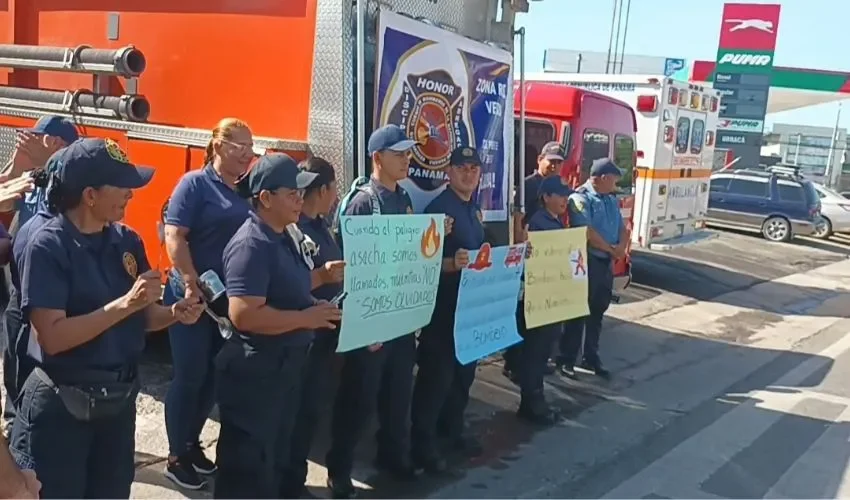 Los camisas rojas esperan se les pague lo adeudado.