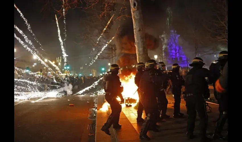 Manifestantes la pasada noche en París, en contra la reforma de las pensiones. EFE/EPA/YOAN VALAT