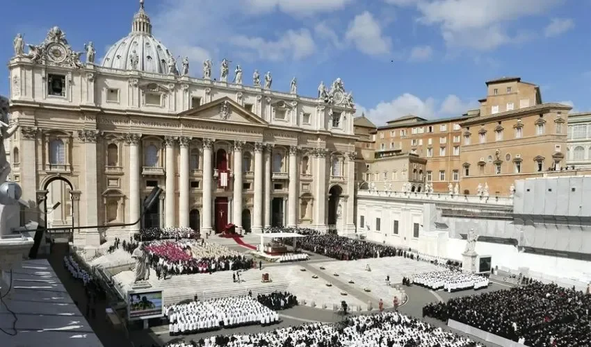 Vista de la plaza de San Pedro del Vaticano. EFE/Juan Carlos Hidalgo