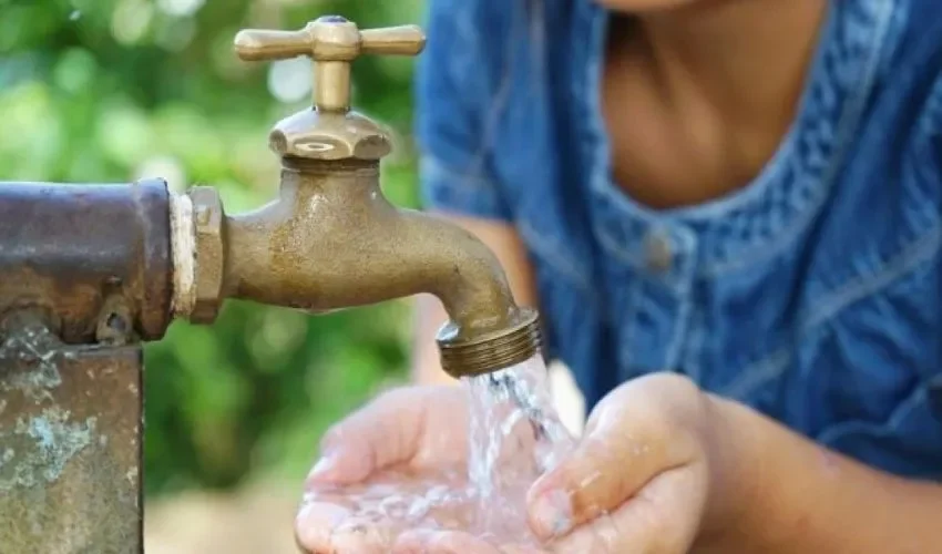 Vista de una persona con agua en su hogar. 