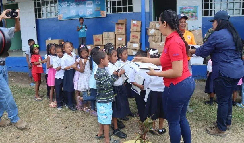 Entrega de los útiles a los niños.