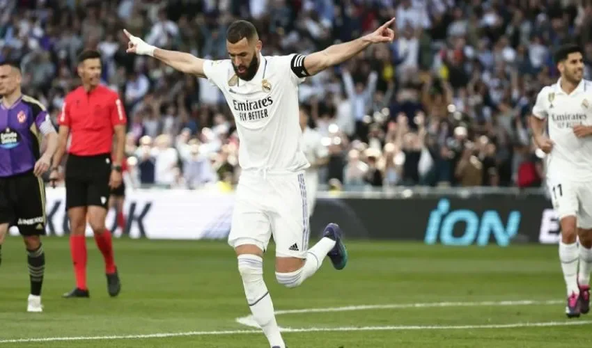 Benzema celebra a lo grande sus tres tantos. 