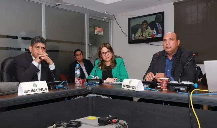 La comisión evaluadora se mantiene en reuniones. 