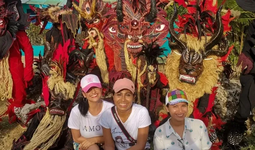 Las personas van y se toman fotos con los diversos diablos. 