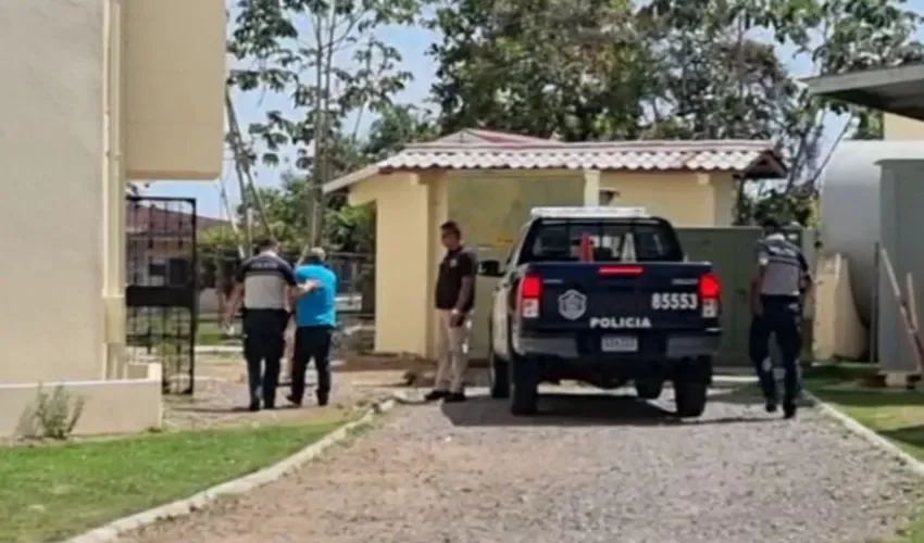 Traslado del docente por agentes de la Policía Nacional. 