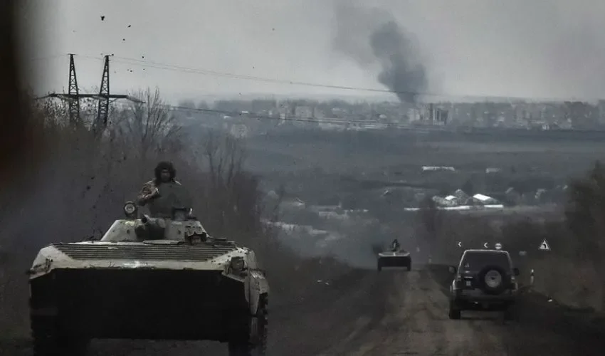 Carros de combate en Bajmut, en una imagen de archivo. EFE/EPA/Oleg Petrasyuk